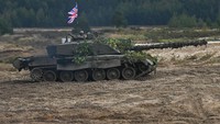 Tank Inggris ini dipersenjatai dengan senapan rifled 120 mm yang sangat akurat. Saat ini Challenger 2 memegang rekor pembunuhan tank-to-tank terlama. Artur Widak/NurPhoto via Getty Images  