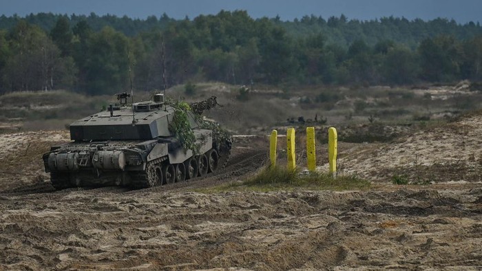 Akan Dikirim ke Ukraina, Ini Penampakan Tank Challenger 2 Inggris Pemerintah Inggris akan mengirim tank Challenger 2 ke Ukraina pada akhir Maret mendatang. Tank itu untuk membantu Ukraina mendorong pasukan Rusia keluar dari wilayahnya.