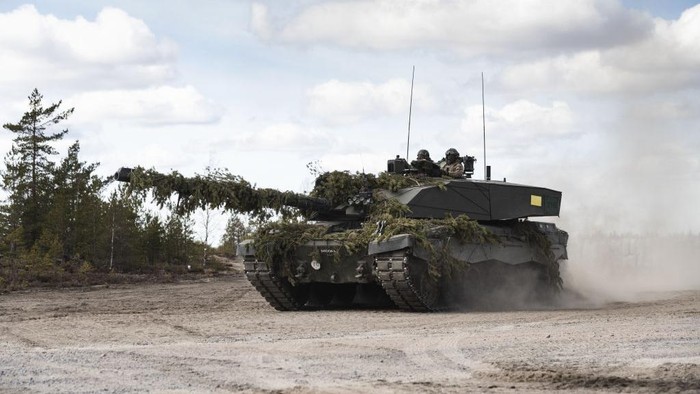 Pemerintah Inggris akan mengirim tank Challenger 2 ke Ukraina pada akhir Maret mendatang. Tank itu untuk membantu Ukraina mendorong pasukan Rusia keluar dari wilayahnya.