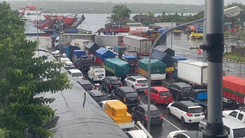Antrean kendaraan akibat penutupan Pelabuhan Gilimanuk karena cuaca buruk, Sabtu (28/1/2023). (Foto: Istimewa)