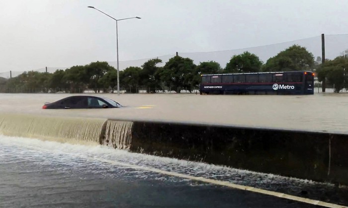Hujan deras mengakibatkan banjir di Kota Auckland, Selandia Baru, Jumat (27/1/2023) waktu setempat. Evakuasi warga pun dilakukan di kota tersebut.