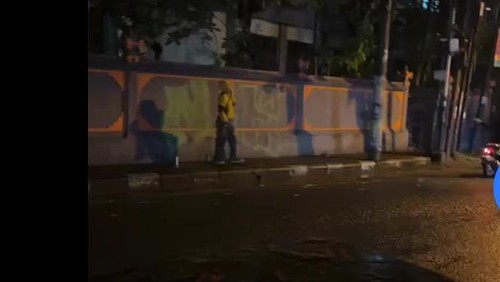 Seorang bule ABG tepergok mencorat-coret tembok sekolah di Banjar Semer, Kerobokan, Badung Jumat (27/1/2023) malam.