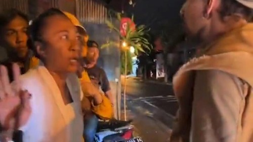 Tangkapan layar video momen saat Ni Luh Djelantik cekcok dengan turis bule di kejadian bule coret tembok SD di Kerobokan, Badung.