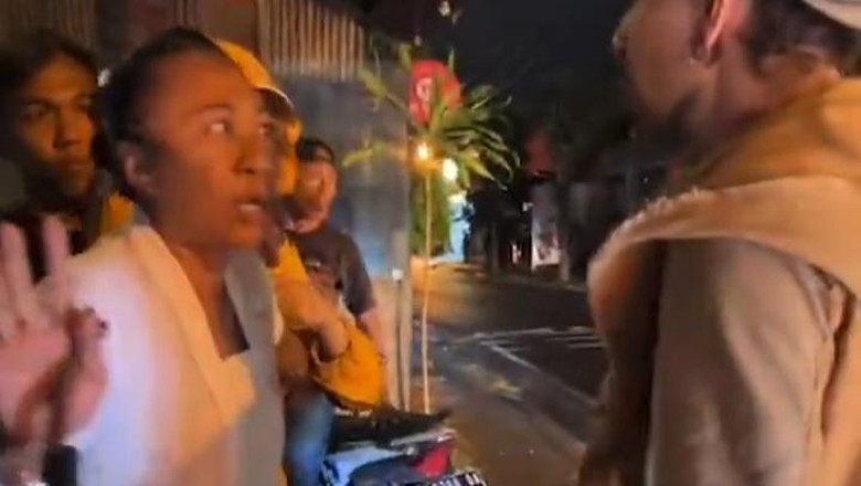 Bule Coret Tembok SD Tangkapan layar video momen saat Ni Luh Djelantik cekcok dengan turis bule di kejadian bule coret tembok SD di Kerobokan, Badung.