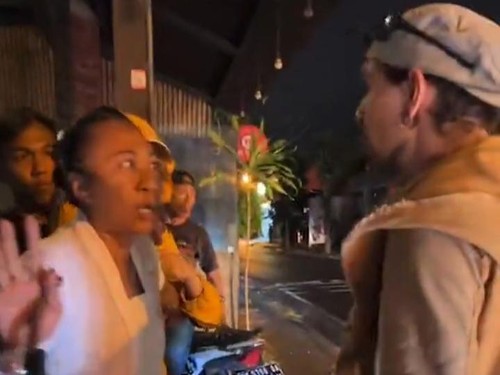 Tangkapan layar video momen saat Ni Luh Djelantik cekcok dengan turis bule di kejadian bule coret tembok SD di Kerobokan, Badung.