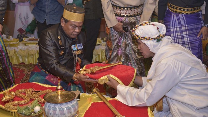 Bupati Bone Andi Fahsar Mahdin Padjalangi saat membersihkan Benda Pusaka Kerajaan di HJB ke 692.