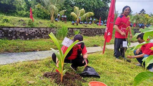 Bupati Karangasem I Gede Dana saat penanaman bibit pohon di Taman Soekasada Ujung, Karangasem, Bali, Sabtu (28/1/2023).