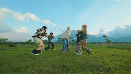 Cuplikan video klip Tomorrow x Together (TXT) 