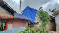 Area atap rumah warga saat ini telah dipasang tenda sementara. Hal tersebut guna mengantisipasi hujan. (Foto: Yuga Hassani/detikJabar)