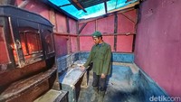 Warga terdampak tengah membereskan kediamannya yang ambruk di Kampung Rancamanyar, Desa Margamukti, Kecamatan Pangalengan, Kabupaten Bandung, Sabtu (28/1/2023).  (Foto: Yuga Hassani/detikJabar)
