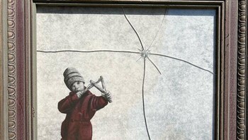 Tenang, pecahan kaca itu bukan berasal dari ketapel anak itu kok. Foto: (Bored Panda).