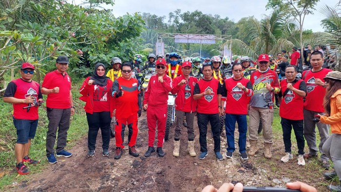 Dewan Adat Dayak Kalteng bersama PDI Perjuangan menanam 25.000 bibit pohon di Palangkaraya.