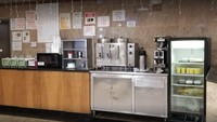 Pengunjung yang sudah membeli makanan, bisa mengambil beberapa alat makan serta tersedia air panas untuk menyeduh teh dan kopi. Foto: onlyinyourstate.com