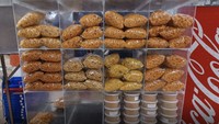 Selain makanan berat, kantin kuil itu juga menyediakan camilan ringan seperti aneka macam keripik ini. Foto: onlyinyourstate.com