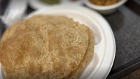 Mereka menawarkan berbagai macam makanan India. Salah satunya roti prata yang dilengkapi dengan kari. Foto: onlyinyourstate.com