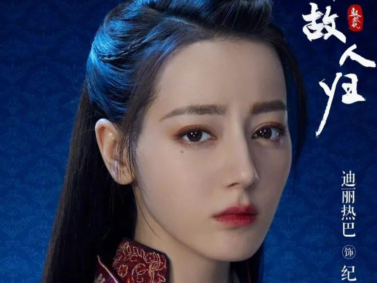 8 Foto Dilraba Dilmurat Jadi Bandit, Kecantikannya Bikin Pangeran Terpesona