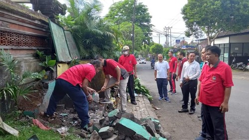 DLH Karangasem saat melakukan pembongkaran TPS di perkotaan, Jumat (27/1/2023). (Foto: Istimewa)