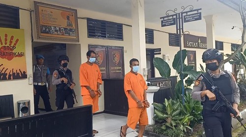 Dua pelaku persetubuhan ABG yatim saat digiring di halaman Polres Jembrana, Sabtu (28/1/2023). (I Putu Adi Budiastrawan/detikBali).