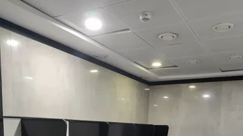 Pembatas toilet ini seolah tembus pandang, padahal hanya pantulan. Foto: Reddit