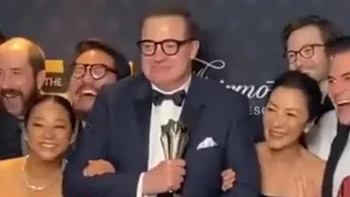 Brandon Fraser seolah punya tiga tangan. Foto: Reddit