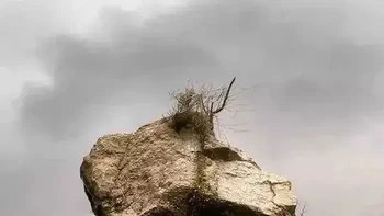 Ini bukan batu melayang seperti di film Avatar.... tapi di tengah air. Foto: Reddit