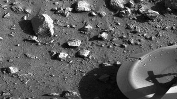 Foto Pertama Dari Mars. Viking 1 menangkap foto pertama Mars tak lama setelah mendarat di Planet Merah. Jepretan itu diambil pada 20 Juli 1976, dan merupakan bagian dari misi NASA untuk melihat lebih dekat permukaan Mars dan mendapatkan informasi berharga tentang planet misterius ini. Foto: Boredpanda