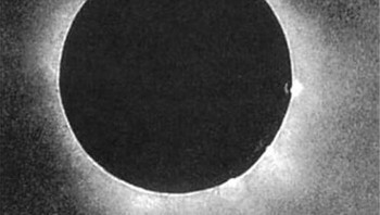 Foto Pertama Gerhana Matahari. Pada suatu hari yang cerah di tahun 1851, Johann Julius Berkowski mengambil foto pertama gerhana matahari. Dia menggunakan proses daguerreotype dengan eksposur 84 detik di Royal Observatory di Königsberg, Prusia Foto: Boredpanda