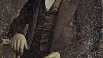 Foto Lincoln Paling Awal. Foto ini menangkap Abraham Lincoln tak lama setelah terpilih sebagai anggota kongres. Fotografer, Nicholas H. Shepherd, diidentifikasi oleh Gibson W. Harris, seorang mahasiswa hukum yang bekerja di kantor Lincoln saat foto diambil. Tidak banyak yang tahu bahwa hanya beberapa tahun kemudian, pada tahun 1861, Lincoln menjadi presiden ke-16 Amerika Serikat dan memimpin negara melalui Perang Saudara.. Foto: Boredpanda