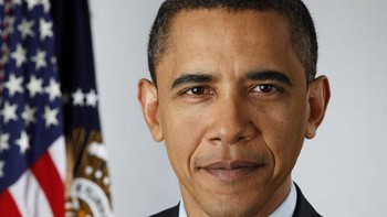 Foto Digital Pertama Seorang Presiden. Pada tahun 2009, sejarah dibuat ketika kamera digital pertama digunakan untuk mengambil foto presiden Amerika Serikat. Orang di belakang kamera tak lain adalah fotografer resmi Gedung Putih saat itu, Pete Souza, yang mengabadikan potret Barack Obama. Menggunakan Canon 5D Mark II dan tanpa flash, Souza membawa kemajuan fotografi ke Gedung Putih.  Foto: Boredpanda