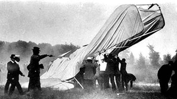 Foto Pertama Kecelakaan Pesawat Fatal. Foto tahun 1908 ini menunjukkan kematian penerbang Thomas Selfridge yang menyedihkan. Orville Wright juga ada di pesawat, tapi dia selamat dari kecelakaan itu. Pesawat itu adalah prototipe baru oleh Aerial Experiment Association, bagian dari Angkatan Darat AS. Foto: Boredpanda  