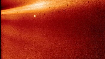 Pemotretan Pertama Di Dalam Korona Matahari. Pada November 2018, Parker Solar Probe NASA melakukan perjalanan melalui atmosfer matahari dan mengambil foto yang belum pernah dilihat sebelumnya dari dalam korona. Foto tersebut diambil dari jarak 16,9 juta mil dari matahari dan menunjukkan material matahari yang dilontarkan oleh bintang tersebut. Foto: Boredpanda