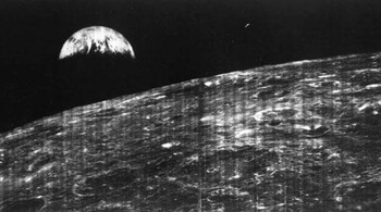 Foto Pertama Bumi Dari Bulan. Pada tanggal 23 Agustus 1966, kamera luar angkasa pada pengorbit bulan mengambil gambar planet Bumi kita saat bergerak di dekat bulan. Jepretan itu kemudian dikirim kembali ke Bumi dan diterima di Robledo De Chervil di Spanyol. Foto: Boredpanda