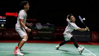 Meski sempat tertinggal, Leo/Daniel berhasil merebut lima poin beruntun untuk memimpin 19-15, dan akhirnya menang 21-17 di gim kedua.
