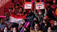 Suporter Indonesia terus memberikan dukungan kepada Leo/Daniel.