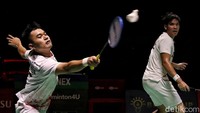 Leo Rolly Carnando/Daniel Marthin bertanding melawan Takuro Hoki/Yugo Kobayashi di Istora Senayan, Jakarta, Sabtu (28/1/2023).