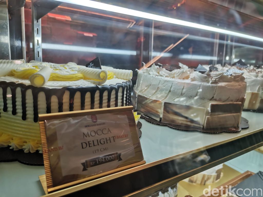 Holland Bakery Diserbu Pembeli Saat Diskon 45%