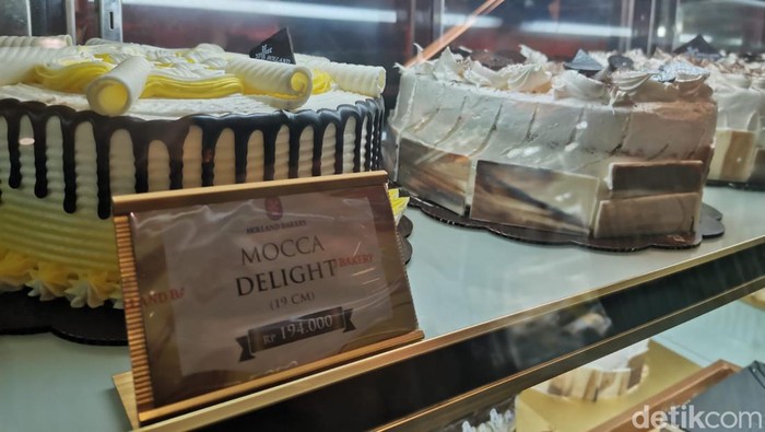 Holland Bakery Diserbu Pembeli Saat Diskon 45% Holland Bakery Diserbu Pembeli Saat Diskon 45%
