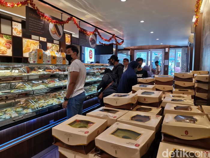 Holland Bakery Diserbu Pembeli Saat Diskon 45%