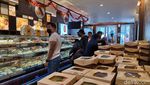 Pembeli Rela Antre Hujan-hujanan Demi Diskon Holland Bakery