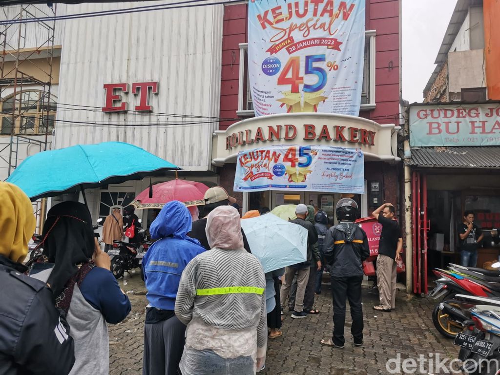 Holland Bakery Kasih Diskon 45%, Pembeli Rela Antre Meski Kehujanan