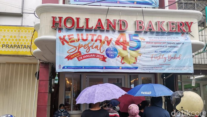 Holland Bakery Kasih Diskon 45%, Pembeli Rela Antre Meski Kehujanan Holland Bakery Kasih Diskon 45%, Pembeli Rela Antre Meski Kehujanan