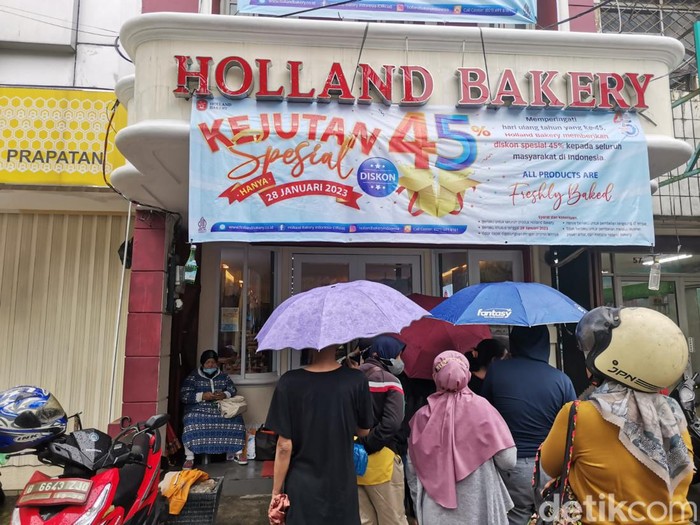 Holland Bakery Kasih Diskon 45%, Pembeli Rela Antre Meski Kehujanan