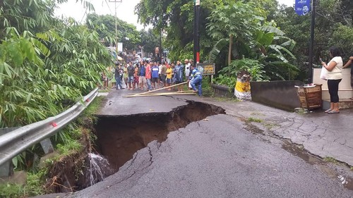 Hujan deras sejak siang membuat ruas jalan di Lingkungan Bakung, Kelurahan Sukasada, Kecamatan Sukasada, Kabupaten Buleleng, Bali, jebol pada Sabtu (28/1/2023).
