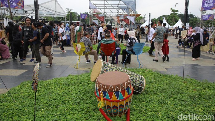 Hujan, Karisma Event Nusantara 2023 Tetap Semarak Meski sempat diguyur hujan, Kharisma Event Nusantara (KEN) 2023 yang diadakan di Keong Mas, TMII ini tetap ramai dikunjungi. Begini suasananya.