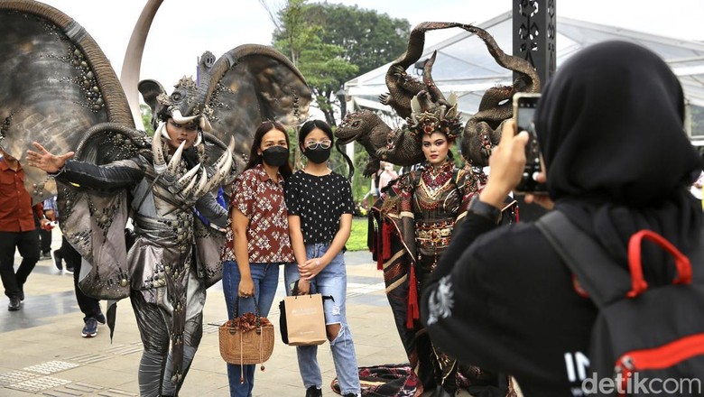 Hujan, Karisma Event Nusantara 2023 Tetap Semarak Meski sempat diguyur hujan, Kharisma Event Nusantara (KEN) 2023 yang diadakan di Keong Mas, TMII ini tetap ramai dikunjungi. Begini suasananya.