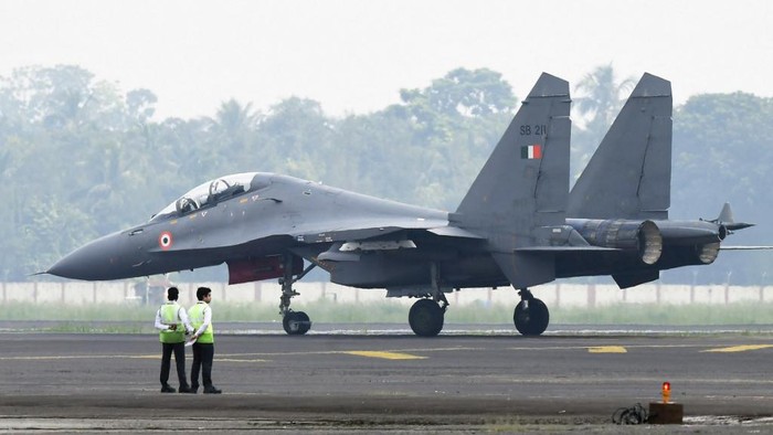 An Indian Air Force (IAF) Sukhoi Su-30 fighter jet takes part in exercises at Netaji Subhas Chandra Bose International Airport in Kolkata on October 17, 2019. - The Indian Air Forces Eastern Air Command is holding fighter jet training flights on six airfields including Dimapur, Imphal, Guwahati, Kolkata, Pasighat and Andal, to familiarize IAF crews with flying on busy commercial airfields in the event of emergency requirements. (Photo by Dibyangshu SARKAR / AFP)