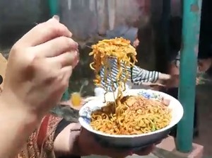Menjajal Indomie Goreng Viral di Muara Karang