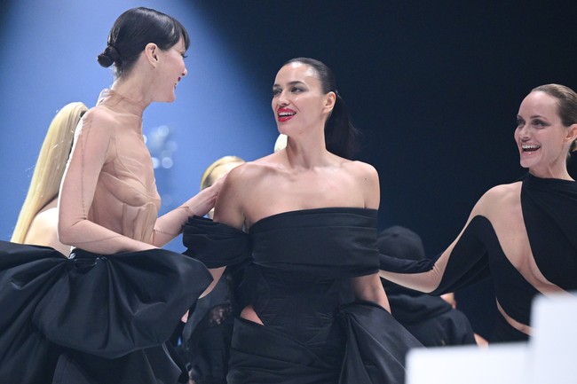 Di peragaan Mugler, Irina bergabung dengan model ternama lainnya, seperti Sharlom Harlow dan Amber Valletta. Mereka tampil di catwalk yang menggabungkan konsep live-show dan sinematografi. (Foto: Stephane Cardinale/Corbis via Getty Images)