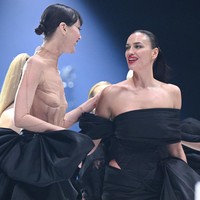 Di peragaan Mugler, Irina bergabung dengan model ternama lainnya, seperti Sharlom Harlow dan Amber Valletta. Mereka tampil di catwalk yang menggabungkan konsep live-show dan sinematografi. (Foto: Stephane Cardinale/Corbis via Getty Images)