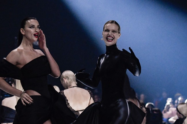 Busana serba hitam mendominasi kreasi desainer Casey Cadwallader, direktur kreatif Mugler. Irina sendiri mendapat kepercayaan dari Casey untuk memperagakan sebuah interpretasi dari little black dress dalam versi yang seksi. (Foto: Stephane Cardinale/Corbis via Getty Images)